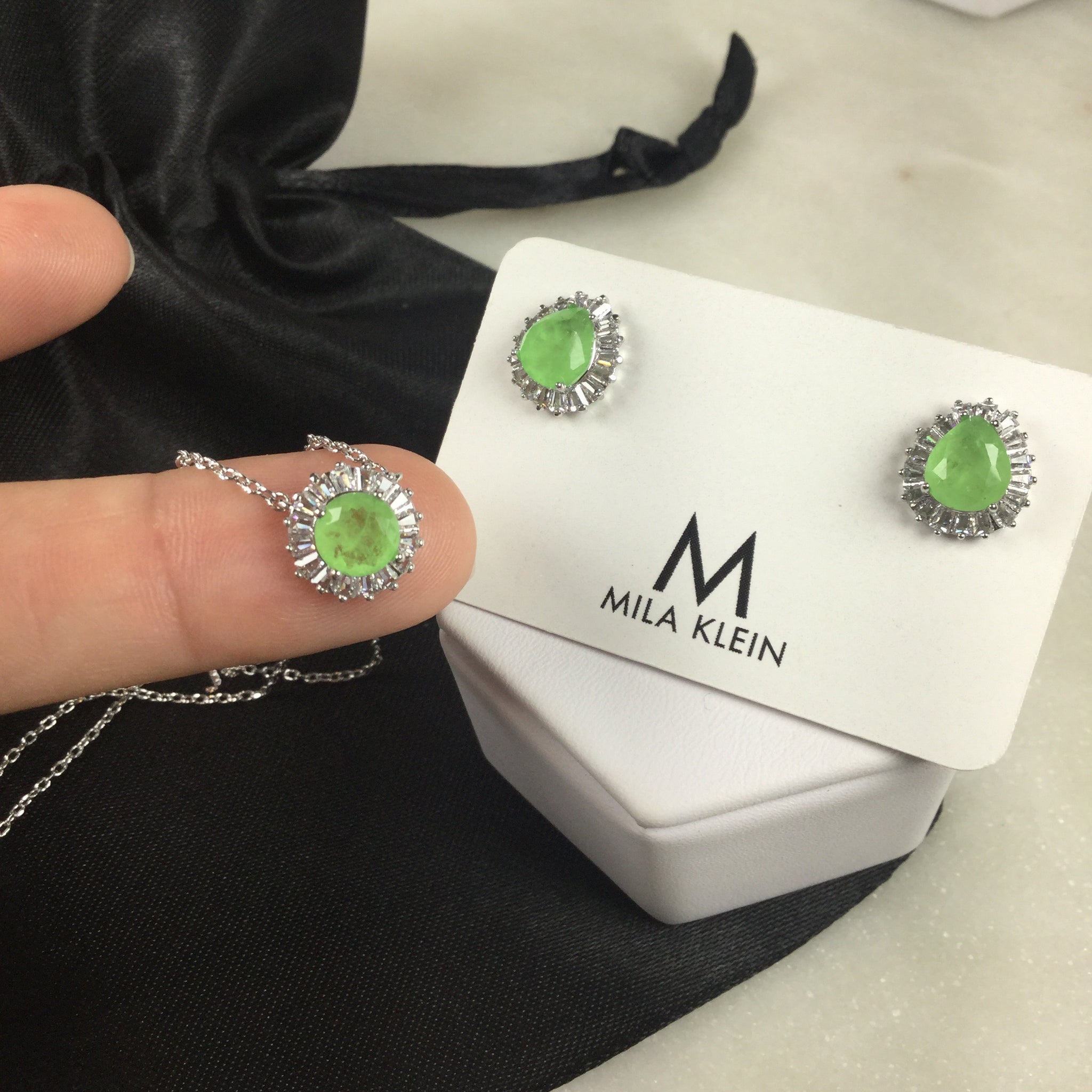 Set Circle Necklace and Drop Earring Green Glow fusion and baguettes.