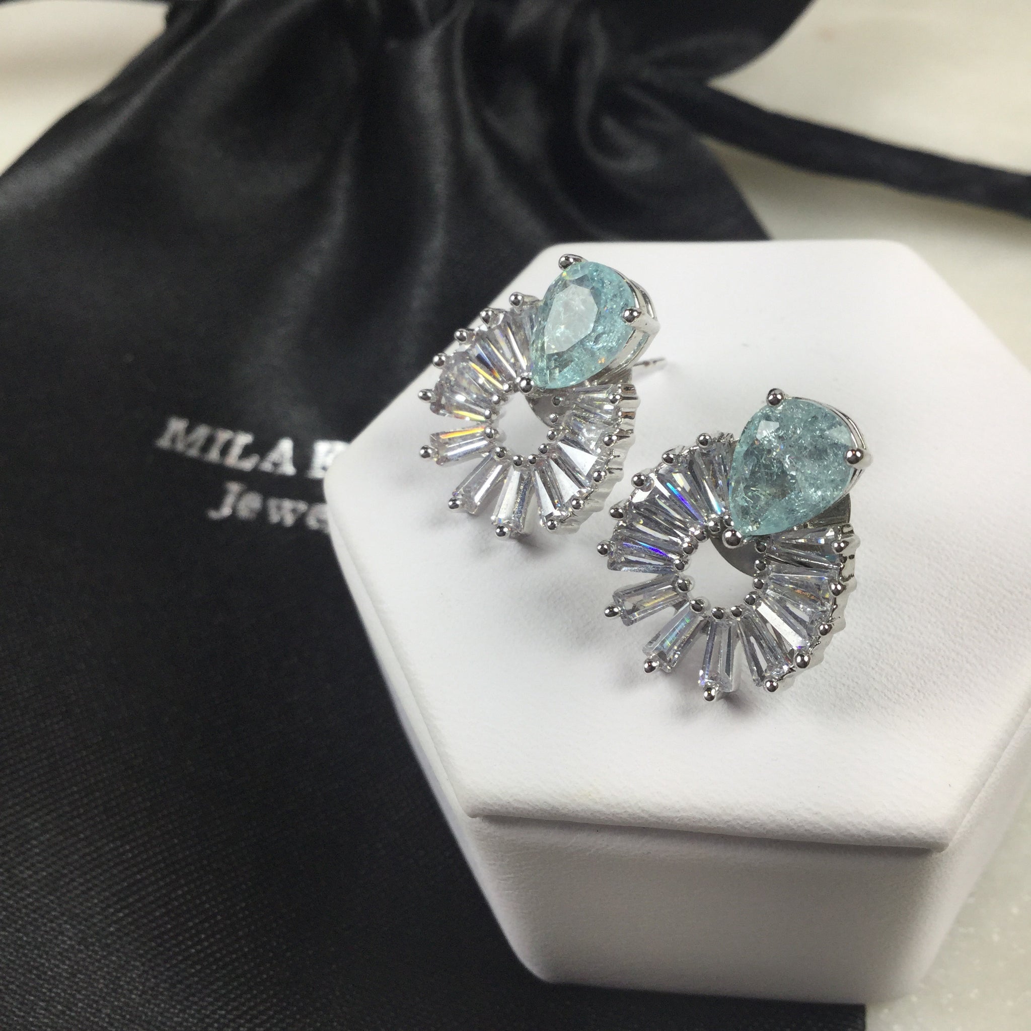 Queen Earring drop baguette Light blue Crystal