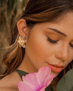 Flower Earrings 18K gold plated one pearl detail.